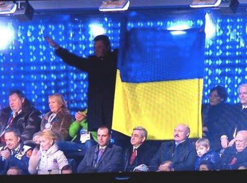 Янукович на открытие Олимпиады пришел с флагом Украины