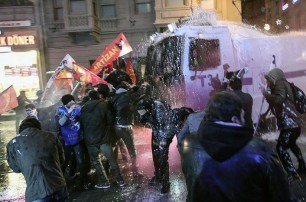В Турции полиция разогнала протестующих водометами