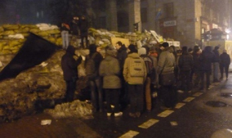 Ультаправые выгнали с Евромайдана анархистов