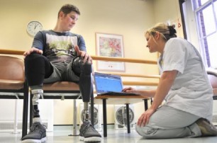 Британскому солдату установили бионические протезы ног