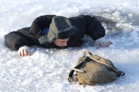 В Херсонской области двое рыбаков провалились под лед