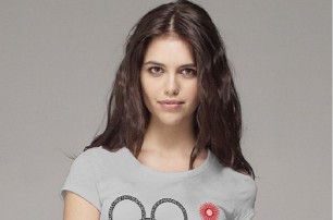 Дизайнеры выпустили футболки к Олимпиаде с нераскрывшимся кольцом