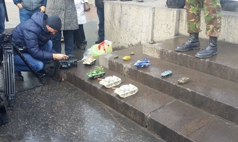 Евромайдановцы «штурмовали» Одесский облсовет игрушечными танками