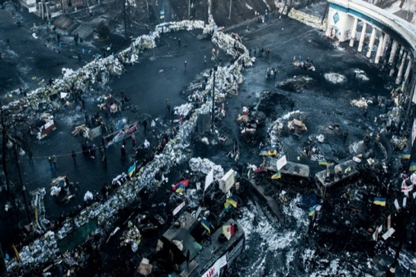 На Грушевского снова зажгли шины, охрана баррикад просит гражданских отойти