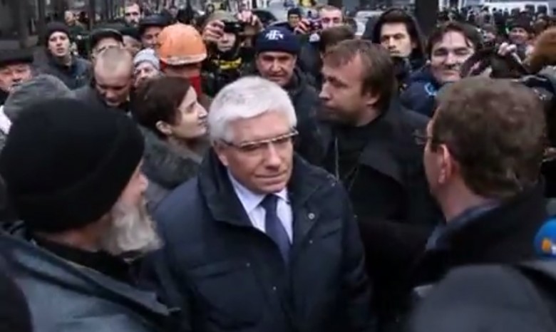 Активисты Майдана забросали Чечетова обертками от конфет