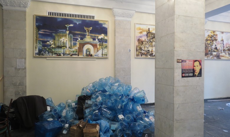 Зажигательные смеси и горы мусора: мэрия Киева после освобождения