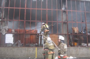 Пожар на складах в Киеве тушили почти два часа