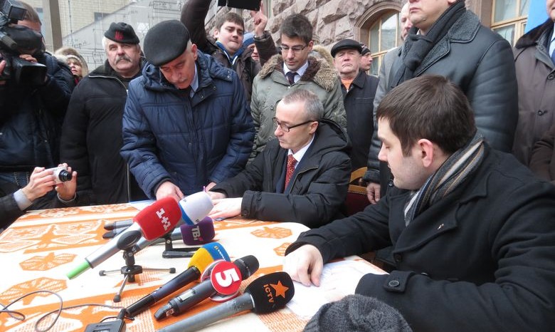 "Свобода" и активисты Евромайдана передали здание КГГА дипломатам