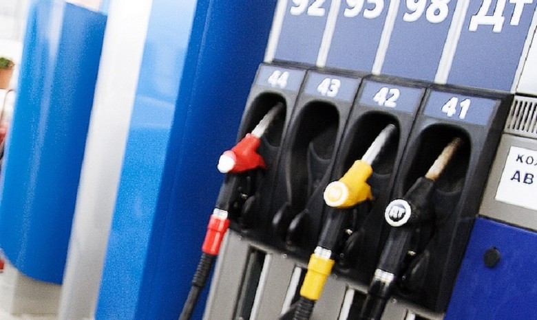 Эксперт: Нефтетрейдеры необоснованно повышают цены на бензин
