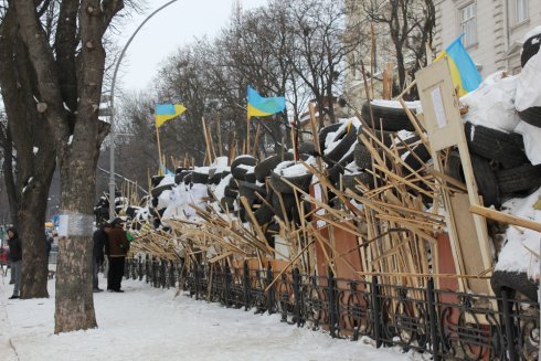 Под Львовской ОГА коммунальщики разобрали баррикады