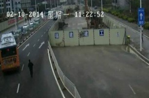 Китаец сумел догнать и остановить неуправляемый автобус