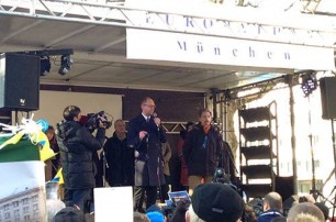 «Кличко и Яценюк отправились к Меркель на смотрины» - политлолог