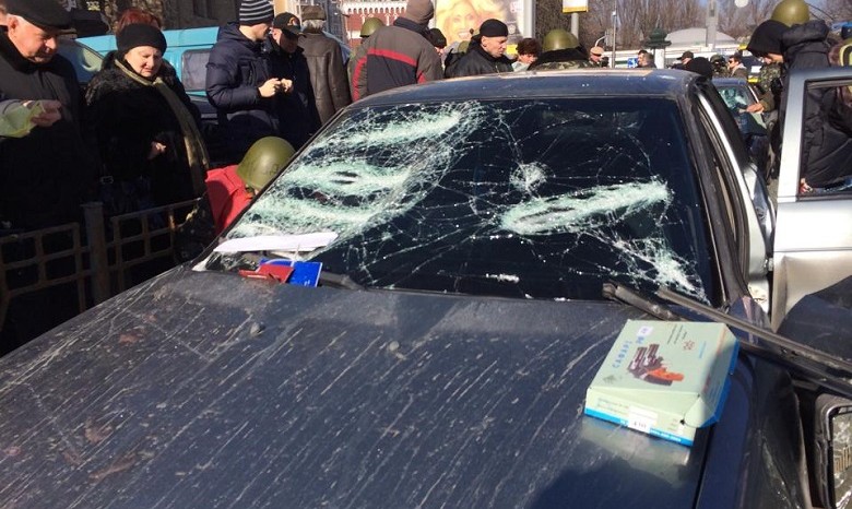 Участники Евромайдана разбили битами два автомобиля