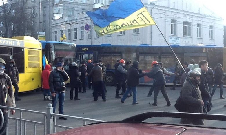 Протестующие захватили три троллейбуса и перегородили ими дорогу у "Арсенальной" (дополнено)