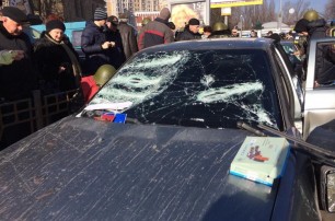 Участники Евромайдана разбили битами два автомобиля