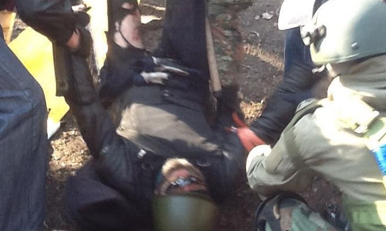 Протестующие захватили в плен пять силовиков