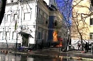 В центре Киева подожгли и разграбили офис Партии регионов