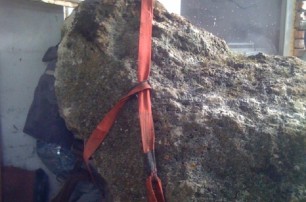 На рабочего в Керчи упал огромный камень