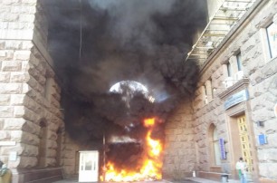 В Киеве горят ворота под КГГА