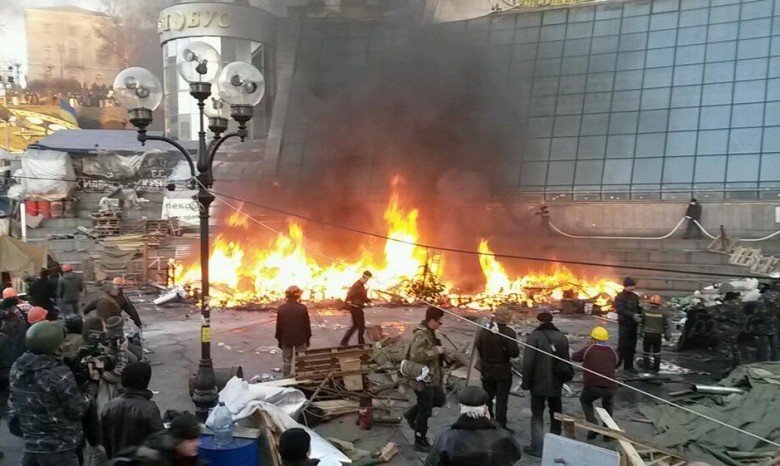 На Майдане у "Глобуса" сожгли палатку