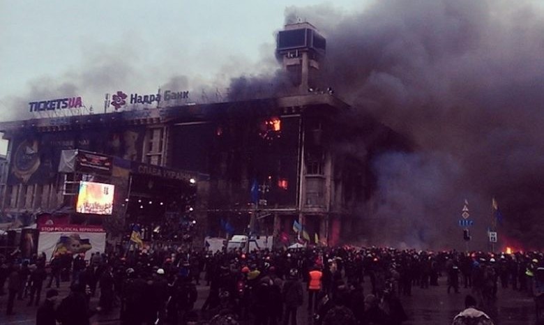 За ночь в Киеве полностью сгорел Дом профсоюзов