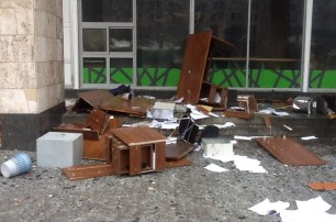 Из Дома профсоюзов в Киеве выбрасывают мебель и несут ее на баррикады
