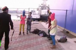 В Сочи казаки избили «Pussy Riot» нагайками
