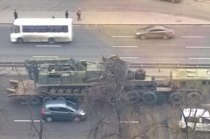В Киев военные везут технику для разбора баррикад