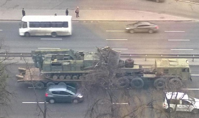 В Киев военные везут технику для разбора баррикад