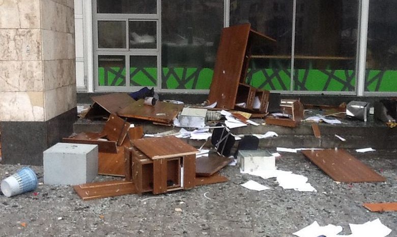 Из Дома профсоюзов в Киеве выбрасывают мебель и несут ее на баррикады