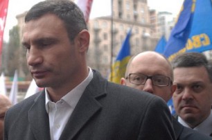 Беспорядки в Киеве: Яценюк, Тягнибок и Кличко состязались за знамя радикализма