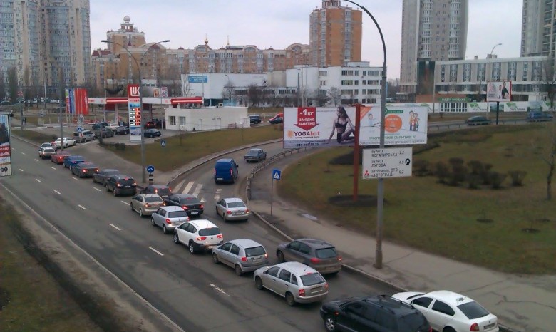 В Киеве возникли огромные пробки у АЗС