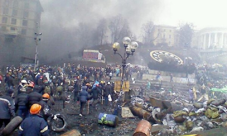На Майдане активисты пошли в наступление, «Беркут» отступает, десятки раненых