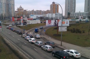 В Киеве возникли огромные пробки у АЗС
