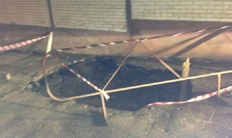 В Святошинском районе Киева авто провалилось под асфальт