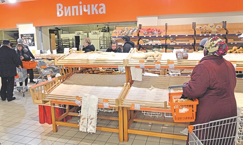Столица в панике: киевляне штурмуют магазины и боятся ехать на другой берег