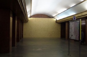 На метро «Театральная» Ленина спрятали за листами фанеры
