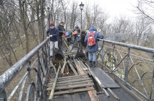 На Мосту влюбленных в Киеве снова толпы людей
