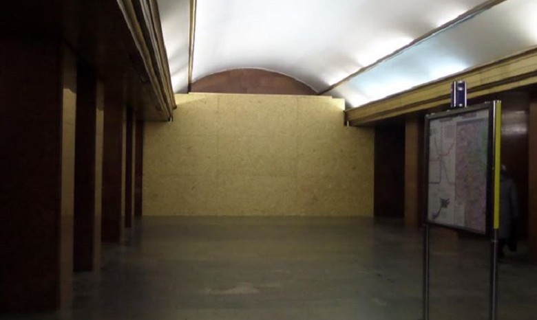 На метро «Театральная» Ленина спрятали за листами фанеры