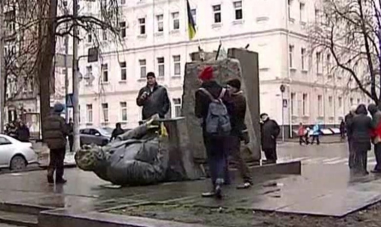 В Киеве свалили памятник Мануильскому