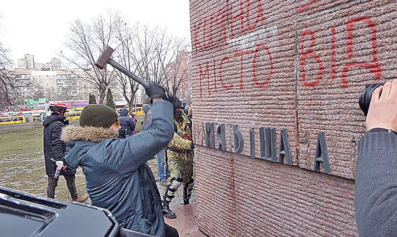 В столице сносят памятники советским деятелям