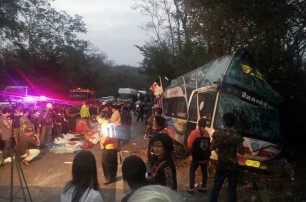 В Таиланде разбился автобус полный школьников: 15 погибших