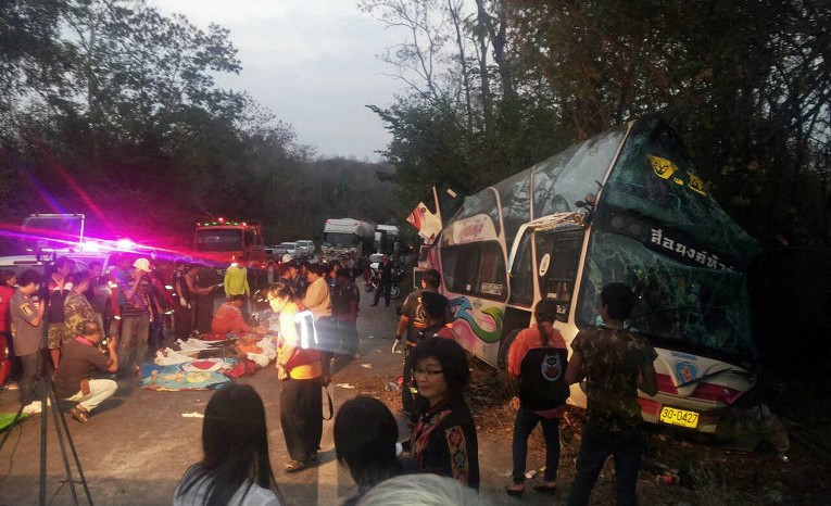 В Таиланде разбился автобус полный школьников: 15 погибших