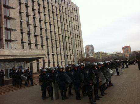 В Донецке милиция выдворила из ОГА пророссийских активистов из-за "минирования"