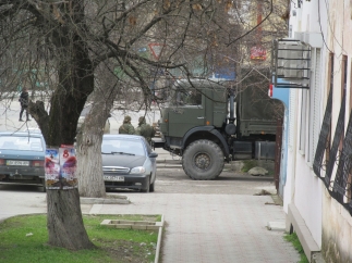 "Силы самообороны" Крыма захватили военкомат в Симферополе