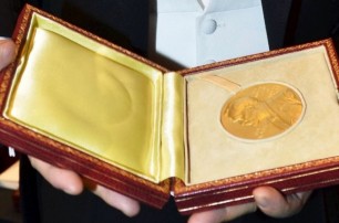 В Нью-Йорке с молотка уйдет нобелевская медаль 1936 года