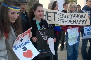В Симферополе митингуют за и против референдума