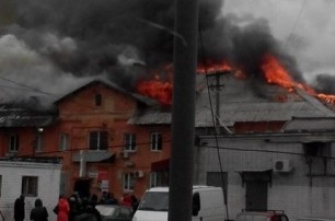 В Днепропетровске горит крупный вещевой рынок