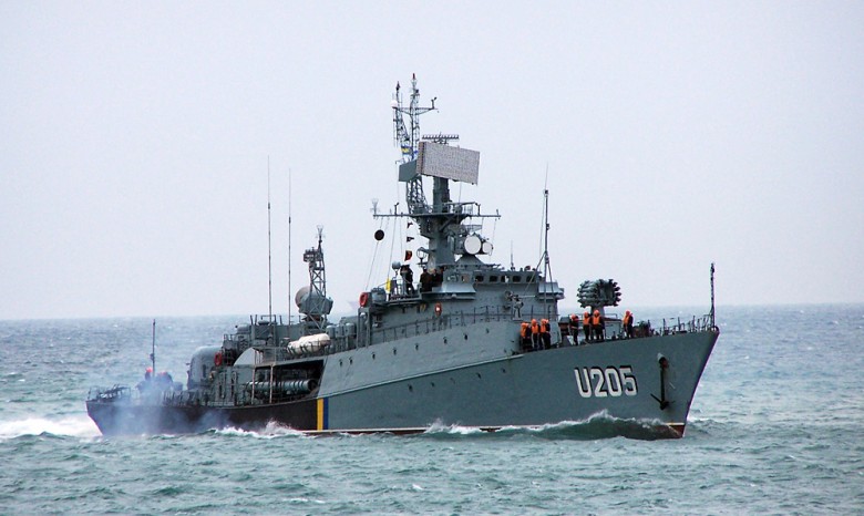 Российские военные захватили два корабля в севастопольской бухте