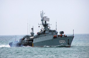 Российские военные захватили два корабля в севастопольской бухте